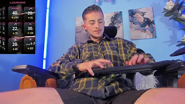 Snapshot of _hairybeard_ chatting on March 13, 5:22 am hairybeard online show from March 13, 5:22 am