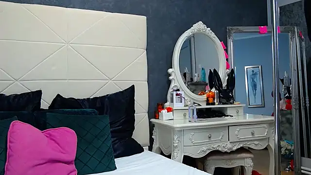 IssaSmith online show from January 17, 11:49 am