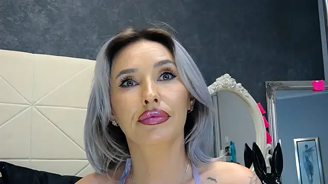 IssaSmith online show from January 25, 2:25 pm