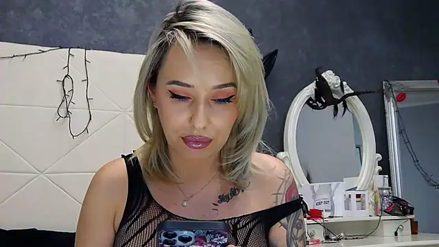 IssaSmith online show from November 28, 9:12 am