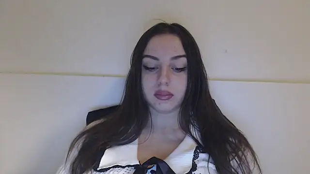 courtneyPerfect online show from December 3, 8:05 am