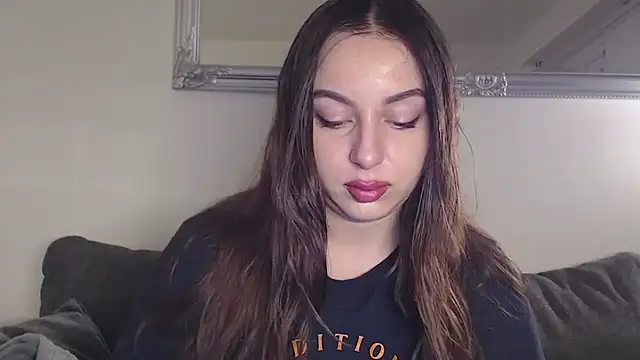 courtneyPerfect online show from December 18, 7:47 am