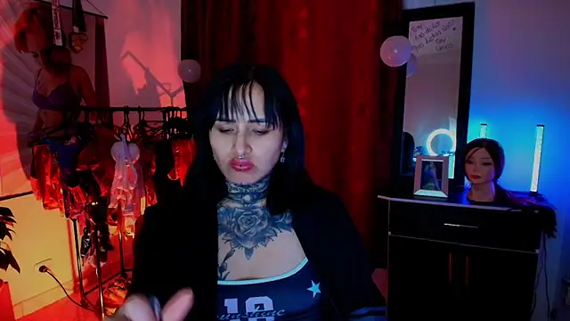 TinnaDawsom online show from December 3, 1:46 am