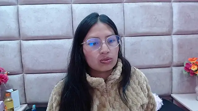 Miaa Smiith  online show from January 3, 6:33 am