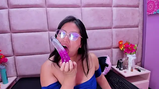 Miaa Smiith  online show from March 21, 6:05 am