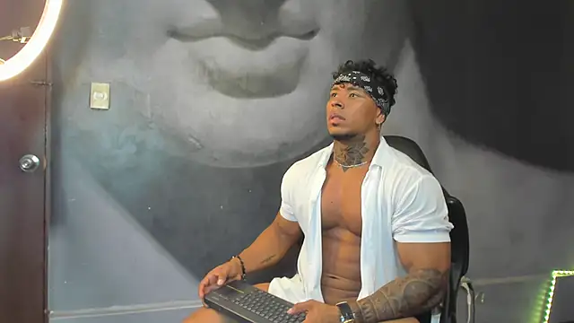 Snapshot of bradley_smith chatting on February 1, 10:15 am bradley smith online show from February 1, 10:15 am