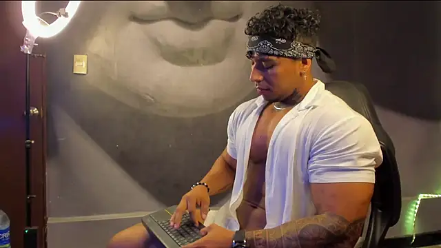 Snapshot of bradley_smith chatting on February 16, 1:38 pm bradley smith online show from February 16, 1:38 pm