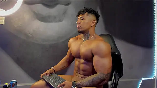 Snapshot of bradley_smith chatting on February 25, 8:03 am bradley smith online show from February 25, 8:03 am