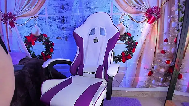 Snapshot of GilaKat chatting on December 3, 5:09 am GilaKat online show from December 3, 5:09 am