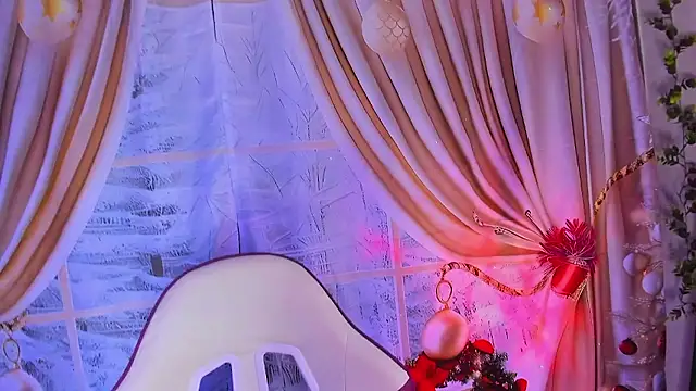 Snapshot of GilaKat chatting on December 4, 4:10 am GilaKat online show from December 4, 4:10 am