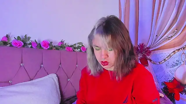 Snapshot of GilaKat chatting on December 5, 9:17 am GilaKat online show from December 5, 9:17 am