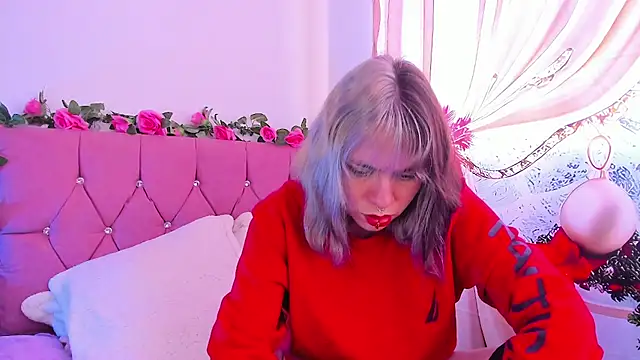 Snapshot of GilaKat chatting on December 5, 12:22 pm GilaKat online show from December 5, 12:22 pm