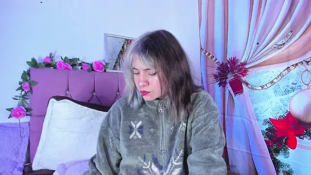 Snapshot of GilaKat chatting on December 7, 7:49 am GilaKat online show from December 7, 7:49 am