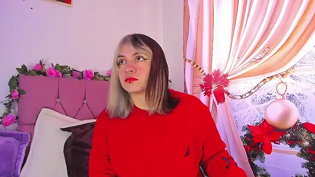 Snapshot of GilaKat chatting on December 9, 11:26 am GilaKat online show from December 9, 11:26 am