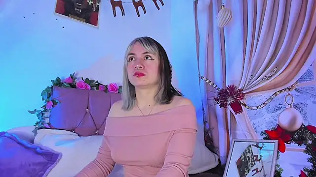 Snapshot of GilaKat chatting on December 10, 9:55 am GilaKat online show from December 10, 9:55 am