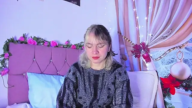 Snapshot of GilaKat chatting on December 23, 9:38 am GilaKat online show from December 23, 9:38 am