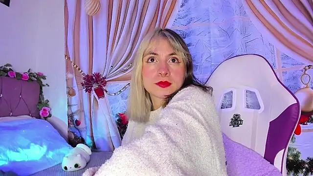 Snapshot of GilaKat chatting on December 24, 5:27 am GilaKat online show from December 24, 5:27 am