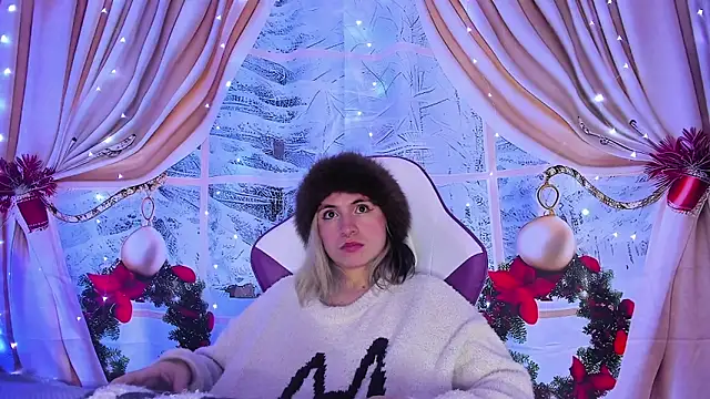 Snapshot of GilaKat chatting on December 24, 8:33 am GilaKat online show from December 24, 8:33 am