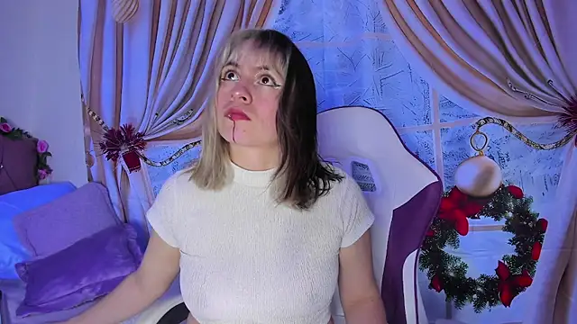 Snapshot of GilaKat chatting on December 30, 3:14 am GilaKat online show from December 30, 3:14 am