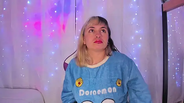 Snapshot of GilaKat chatting on January 15, 8:09 am GilaKat online show from January 15, 8:09 am