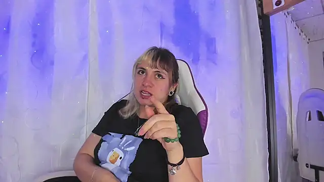 Snapshot of GilaKat chatting on January 21, 7:47 am GilaKat online show from January 21, 7:47 am