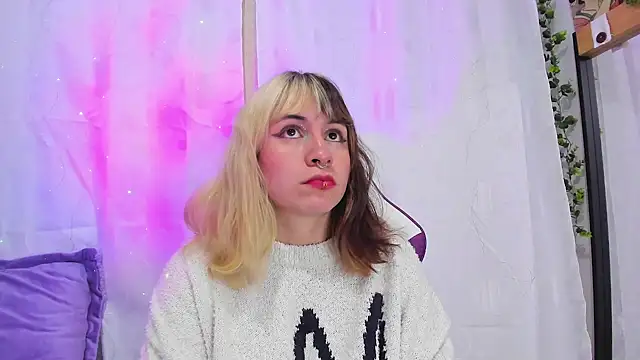 Snapshot of GilaKat chatting on January 28, 6:49 am GilaKat online show from January 28, 6:49 am