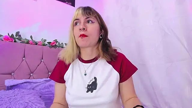 Snapshot of GilaKat chatting on January 30, 8:22 am GilaKat online show from January 30, 8:22 am