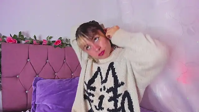 Snapshot of GilaKat chatting on February 11, 10:59 am GilaKat online show from February 11, 10:59 am