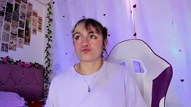 Snapshot of GilaKat chatting on February 19, 11:38 am GilaKat online show from February 19, 11:38 am