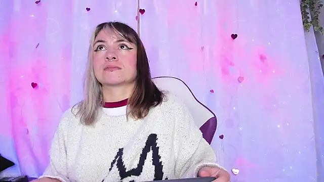 Snapshot of GilaKat chatting on February 28, 7:58 am GilaKat online show from February 28, 7:58 am