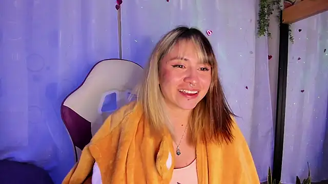 Snapshot of GilaKat chatting on March 7, 5:29 am GilaKat online show from March 7, 5:29 am