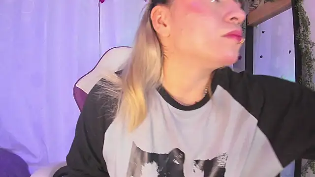 Snapshot of GilaKat chatting on March 15, 7:42 am GilaKat online show from March 15, 7:42 am