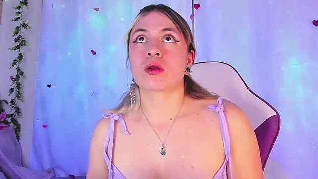 Snapshot of GilaKat chatting on March 20, 5:02 am GilaKat online show from March 20, 5:02 am