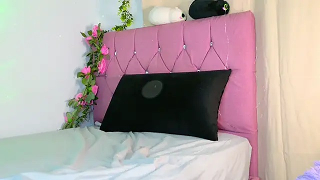 Snapshot of GilaKat chatting on September 27, 4:50 am GilaKat online show from September 27, 4:50 am