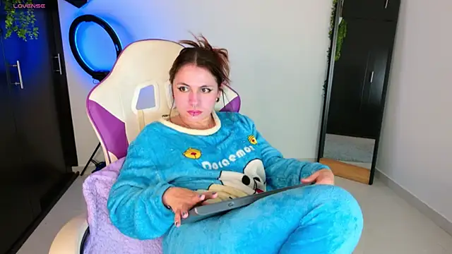 Snapshot of GilaKat chatting on October 13, 5:51 am GilaKat online show from October 13, 5:51 am