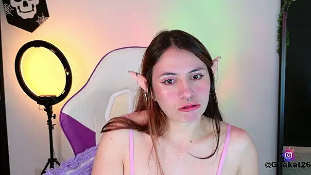 Snapshot of GilaKat chatting on October 29, 5:42 am GilaKat online show from October 29, 5:42 am