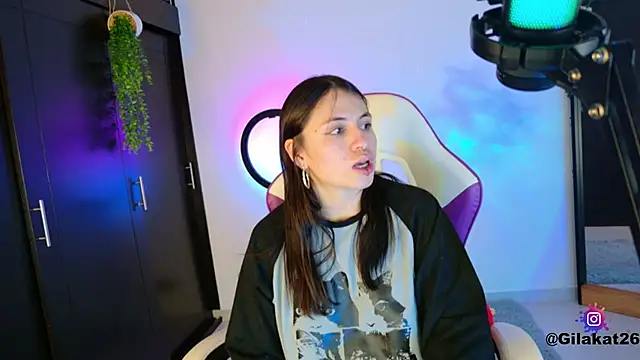 Snapshot of GilaKat chatting on November 16, 7:47 am GilaKat online show from November 16, 7:47 am