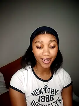 Snapshot of Shria107 chatting on December 3, 10:30 pm Shria107 online show from December 3, 10:30 pm