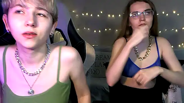 Snapshot of velvetvalkyries chatting on March 18, 6:04 pm velvetvalkyries online show from March 18, 6:04 pm