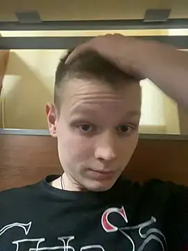 Snapshot of fameboyboo chatting on January 3, 3:01 pm fameboyboo online show from January 3, 3:01 pm