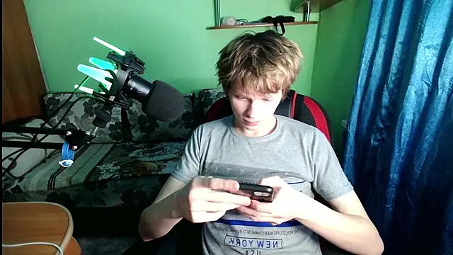 Snapshot of fameboyboo chatting on November 23, 3:23 pm fameboyboo online show from November 23, 3:23 pm