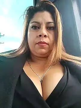 Laura-Hernandez online show from February 7, 1:22 pm