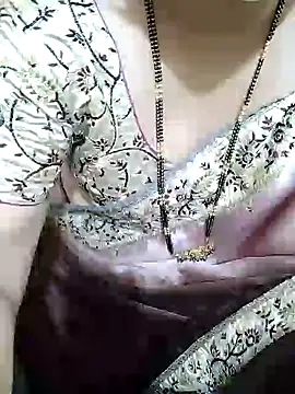 Snapshot of aliseanu chatting on January 22, 5:37 am aliseanu online show from January 22, 5:37 am