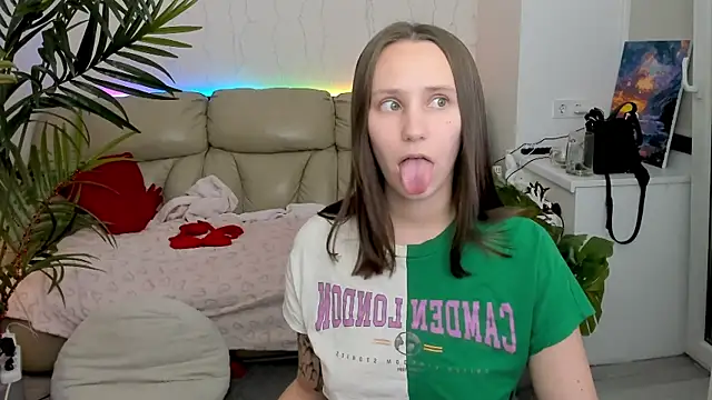 Snapshot of HotCaramellsTV chatting on March 2, 3:59 pm HotCaramellsTV online show from March 2, 3:59 pm