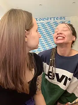 Snapshot of HotCaramellsTV chatting on September 25, 8:40 am HotCaramellsTV online show from September 25, 8:40 am