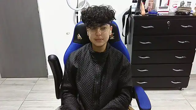 thomascooper7 online show from February 9, 7:05 am