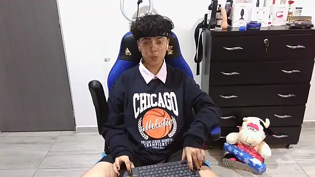 thomascooper7 online show from March 7, 2:57 am