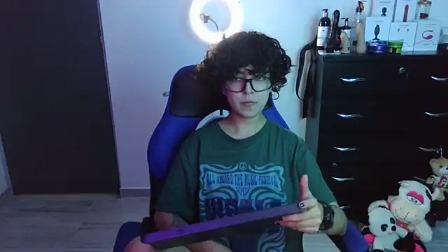 thomascooper7 online show from September 26, 7:07 pm