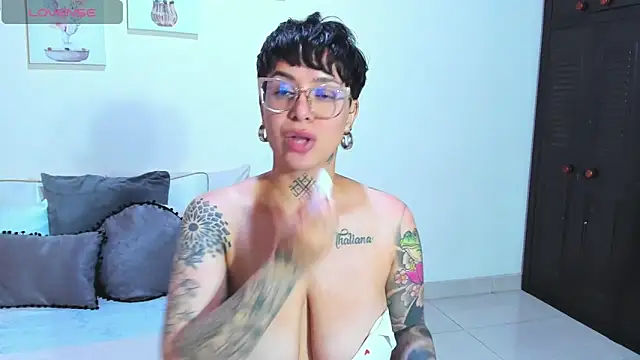 Snapshot of KatInk chatting on December 4, 8:18 pm KatInk online show from December 4, 8:18 pm