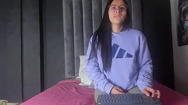 Snapshot of Luci_And_Sofi chatting on February 13, 8:48 am Luci And Sofi online show from February 13, 8:48 am